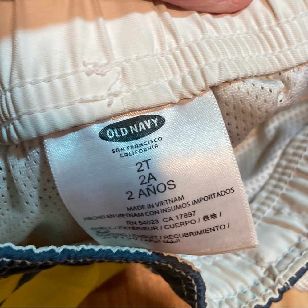 Old Navy shark swimming trunk‎ 2T - Picture 3 of 3